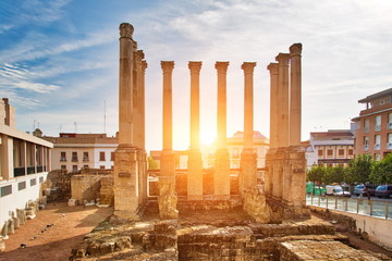 Fototapeta premium Kolumny i ruiny rzymskiej świątyni znajdującej się w mieście Cordoba, Andaluzja, Hiszpania