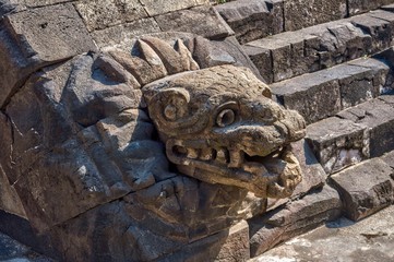 Pirámide de Quetzalcóatl en las ruinas de Teotihuacan. Serpiente emplumada