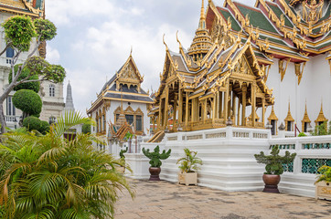 Naklejka premium Phra Thinang Aphorn Phimok Prasat within the Grand Palace in Bangkok