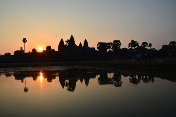 Fototapeta na wymiar カンボジアのシェムリアップ　世界遺産のアンコールワット　美しい朝日とアンコールワットのシルエット　池に映るリフレクション