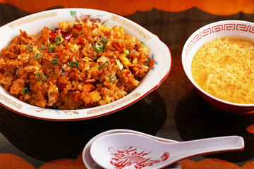 美味しそうな炒飯と中華スープ