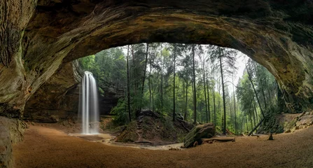 Fotobehang Wonders in the Woods Panorama - Ash Cave, gelegen in de Hocking Hills van Ohio, is een enorme zandstenen uitsparingsgrot versierd met een prachtige waterval. © Kenneth Keifer