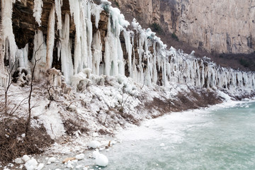 Fototapeta na wymiar Winter strange landscape - ice hanging