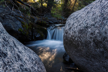 Oir el agua fluyendo y dejarse atrapar por el entorno