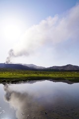 水面に映える阿蘇山の風景