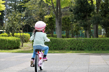 自転車に乗る女の子（後ろ姿）