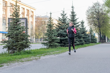 Obraz premium woman running down the sidewalk