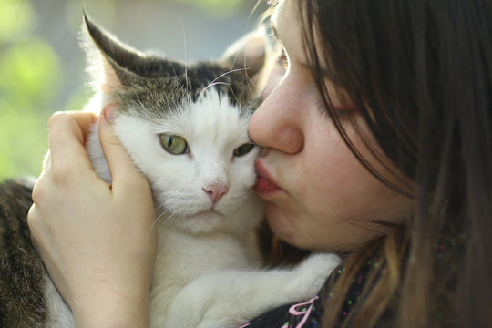summer sunny photo of teenager girl kiss cuddle cat
