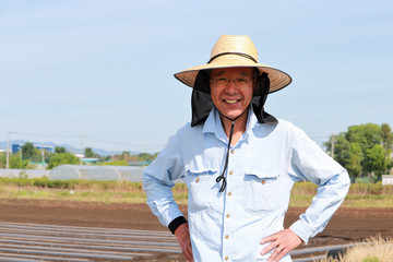 畑仕事をするシニア男性
