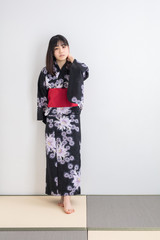 白背景に畳の上で女の子が浴衣を着て喜んでいる姿花火大会