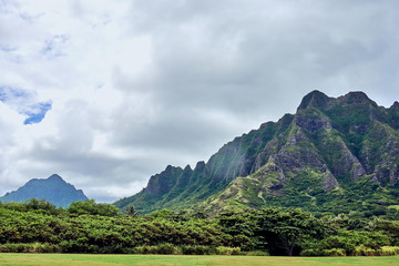 A grand view of the mountains of Kualoa Regional Beach Park at O'ahu, Hawaii, USA. - obrazy, fototapety, plakaty