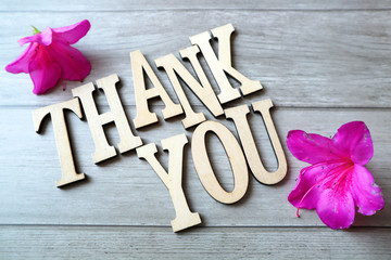 木目調背景のthank youのイメージ