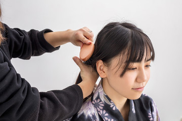 和服のヘアセットをする女性　Japan