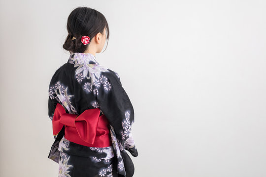 白背景に浴衣を着た女の子が内緒のポーズ恋愛かわいい夏祭り花火大会後ろ姿 Stock 写真 Adobe Stock 白背景に浴衣を着た女の子が内緒のポーズ恋愛かわいい夏祭り花火大会後ろ姿 Stock 写真 Adobe Stock