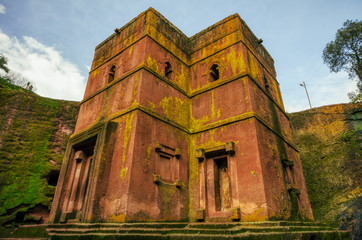 The churches of Lalibela excavated excavated in the bedrock with the cross of San Jorge. The incident light reflects the ocher, yellow and green characteristics of the place.