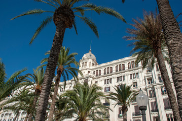 Schönes altes Haus mit Palmen in Alicante, Spanien