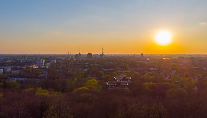 Blick auf die Skyline von Duisburg zum Sonnenuntergang