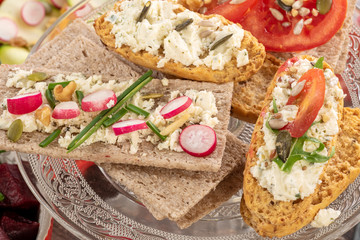  crispbreads with  tomatoes, radishes and cheese