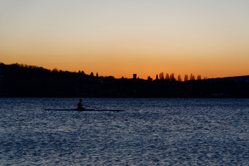 Fototapeta premium Tramonto sul lago