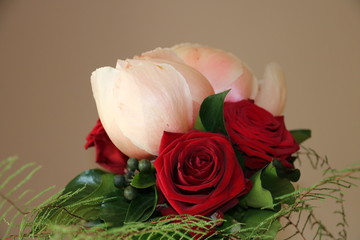 Blumenstrauß mit Rosen und Pfingstrosen