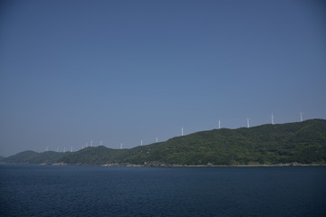 Fototapeta premium 日本の愛媛県の佐田岬の風力発電所