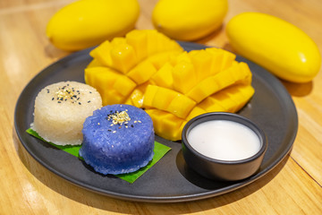Thai sweet sticky rice with mango (Khao Niew Ma Muang), Thai Dessert.