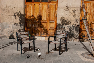 Stilleben - zwei Stühle auf öffentlichem Platz in Alicante, Spanien