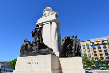 Statue des ehemaligen ungarischen Premierministers Istvan Tisza durch das Parlament auf Kossuth-Quadrat, Budapest, Ungarn