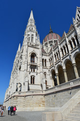 Fototapeta na wymiar Parlamentsgebäude Vorderansicht (Budapest)