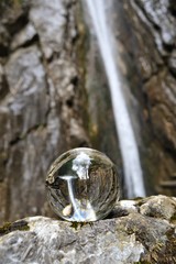 Glaskugel und Wasserfall