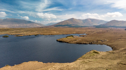 paysage a&eacute;rien sur les lacs du Connemara avec les montagnes en fond