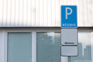 Naklejka premium Conceptual parking sign - reserve - with blank supplementary board.