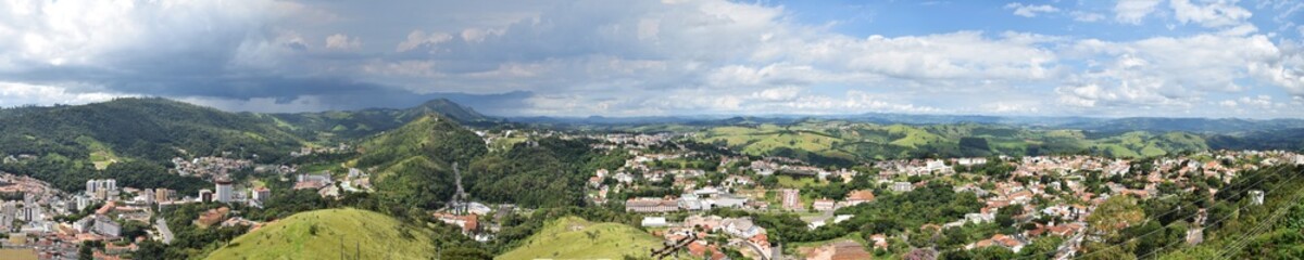 Fototapeta na wymiar AGUAS DE LINDOIA, SAO PAULO, BRAZIL - FEBRUARY 27, 2018 - panoramic view from the top, being able to visualize constructions and nature together
