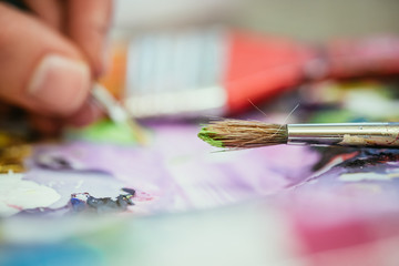 Obraz premium Painting artwork: paint brushes on painting background