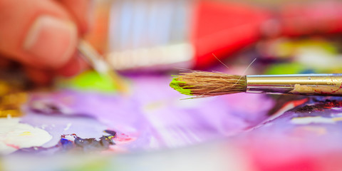 Obraz premium Painting artwork: paint brushes on painting background