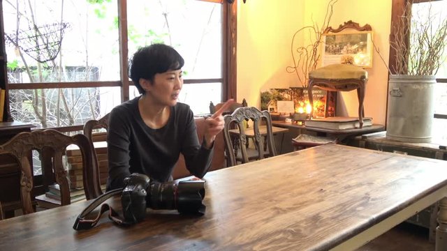 ジェスチャーを交えながら説明する女性