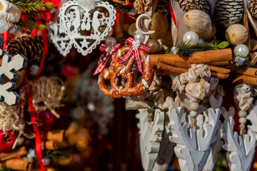 Naklejka premium Typical shop selling souvenirs on traditional Christmas Market in historic center of Munich, Germany. Colorful Christmas background. Many different handmade souvenir. Selective focus.