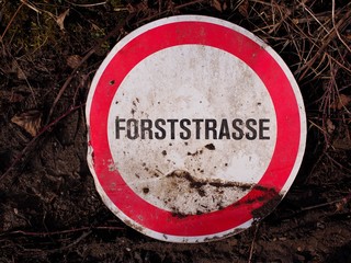 Vandalismus - verbogenes Verkehrszeichen Forststraße 