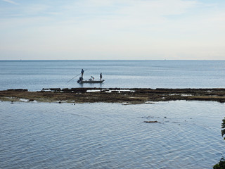 Obraz premium Flats fishermen off the Fossilized Reef in Bear Cut on Key Biscayne, Florida, at low tide.