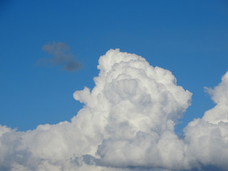 Naklejka premium weiße riesige Wolken am Himmel