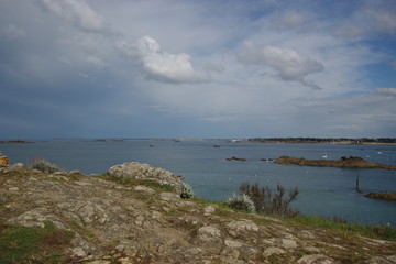 Fototapeta na wymiar Saint Lunaire, vue de la pointe du Décolle
