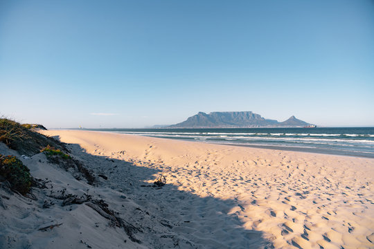 Tafelberg mit Meer im Vordergrund 