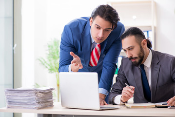 Obraz premium Two male colleagues in the office 