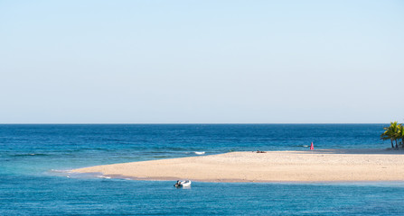 Fototapeta na wymiar Pure white sand on a beach on a tropical island