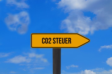 Ein Schild weist auf die Co2 Steuer hin