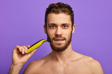man recommends to buy a comfortable a razor. close up photo
