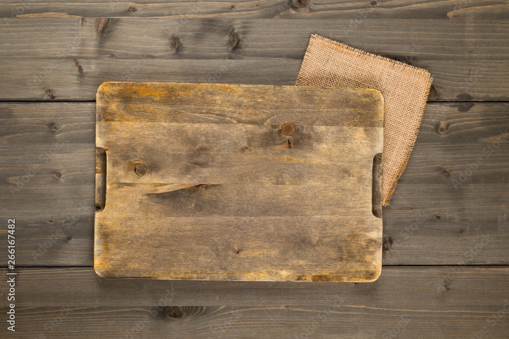 Poster empty cutting board on rustic brown wooden table background top view from above