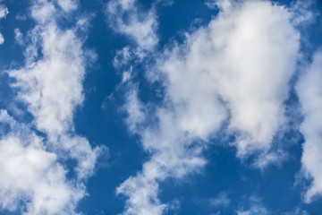 Weiße Wolken vor blauem Himmel