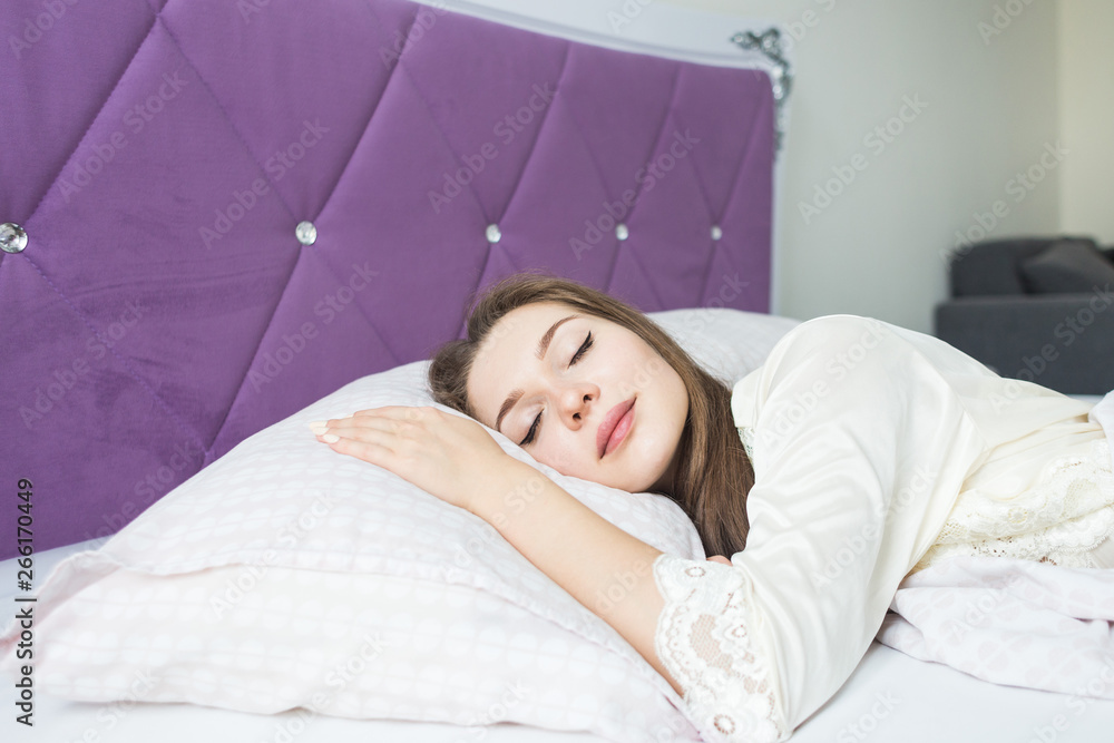 Poster Beautiful young girl sleeping in her bed in the morning. health and beauty