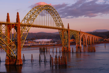 Newport Yaquina Bay Bridge bei Sonnenuntergang
